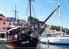 Piratenschiff im Hafen während des von Santa Ana Vrsar veranstalteten Bootsausflugs nach Rovinj und zum Limfjord.