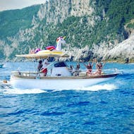 Persone a bordo della barca durante una Gita in Barca Privata alle Cinque Terre e Golfo dei Poeti con Aphrodite 5 Terre Boat Tours.