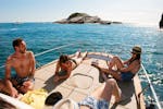 Personas tomando el sol en la proa durante el paseo privado en barco por Cinque Terre desde Monterosso con Aphrodite 5 Terre Boat Tours.