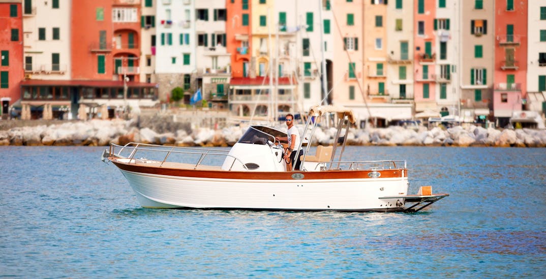 Giro privato in barca da Monterosso lungo le Cinque Terre con bevande.