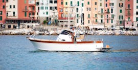 Paseo privado en barco a Cinque Terre al atardecer con aperitivo y parada para nadar.