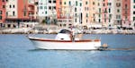 Paseo privado en barco a Cinque Terre al atardecer con aperitivo y parada para nadar.