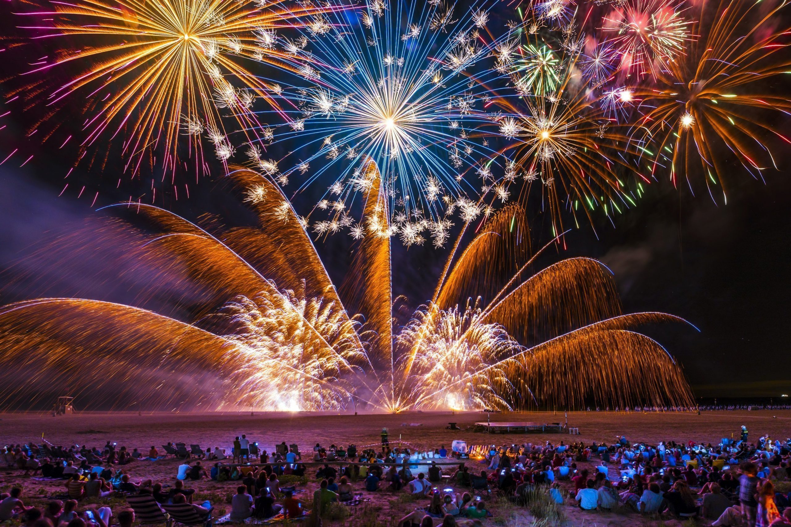 Incredibile spettacolo pirotecnico alla fine della gita in barca da Sorrento con fuochi d'artificio e cena con You Know Boat Sorrento.