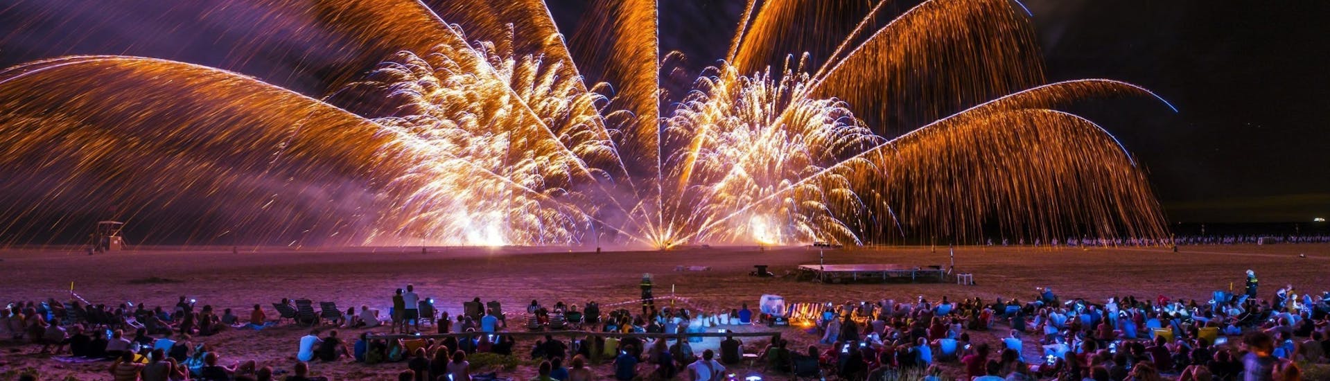 Touristen und Einheimische genießen das Feuerwerk um Mitternacht nach der Bootstour von Sorrento mit Feuerwerk & Abendessen - Fest der Heiligen Anna mit You Know! Boot Sorrento.
