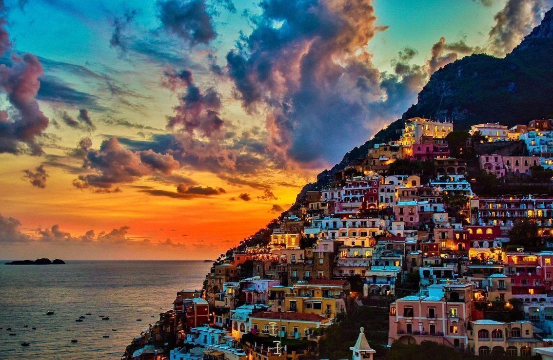Spektakulärer Blick auf Positano vom Meer aus, den man während unserer Bootstour von Sorrento nach Positano mit Feuerwerk genießen kann.