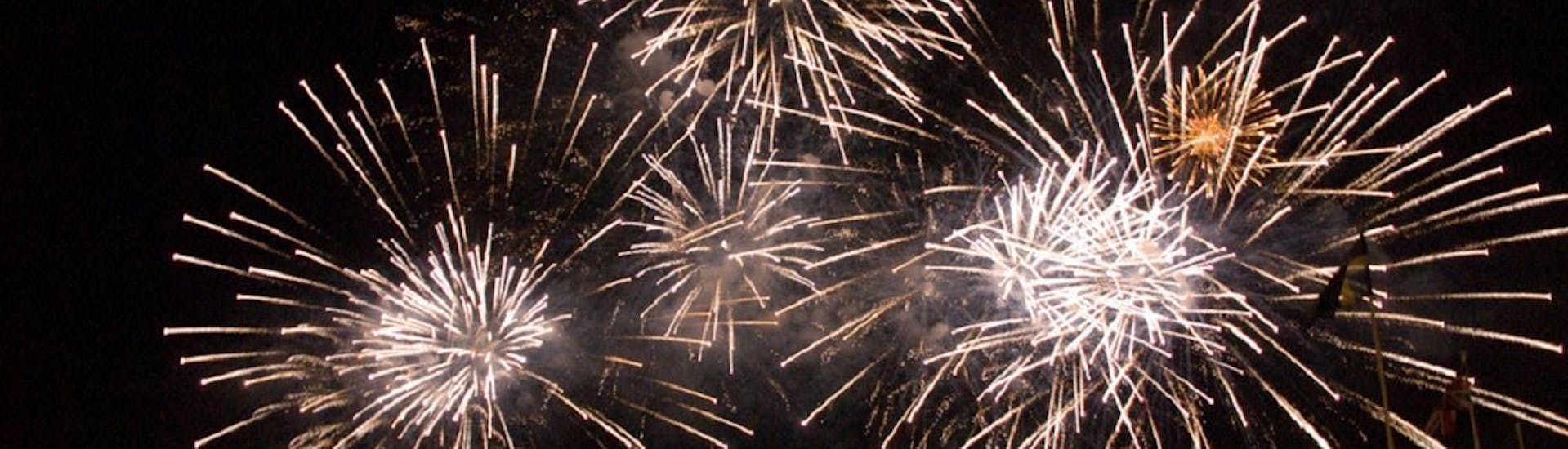 Großartiges Bild des Feuerwerks zum Fest Mariä Himmelfahrt, das man während der Bootstour von Sorrento nach Positano mit Feuerwerk bewundern kann.