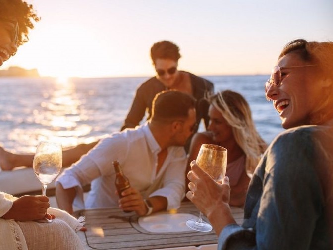 Una pareja en el barco durante el viaje en barco privado de Sorrento a Procida e Ischia con You Know! Barco Sorrento.