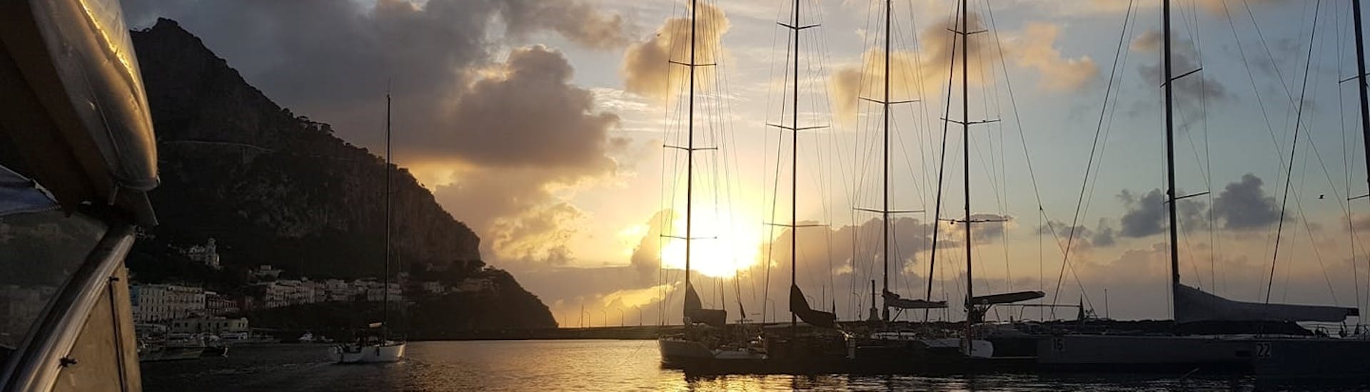 De boot vaart langs de kust van Sorrento voor de privéboottocht bij zonsondergang van Sorrento naar Capri.