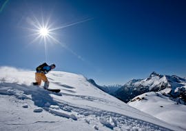 Ein Snowboarder bei seinem privaten Snowboardunterricht für Kinder und Erwachsene aller Könnerstufen mit der Skischule Warth in Warth-Schröcken.