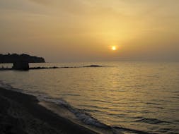 Sonnenuntergang auf dem Meer in Tropea, wo die Private RIB-Bootstour bei Sonnenuntergang von Tropea nach Capo Vaticano mit TropeaSub stattfindet.