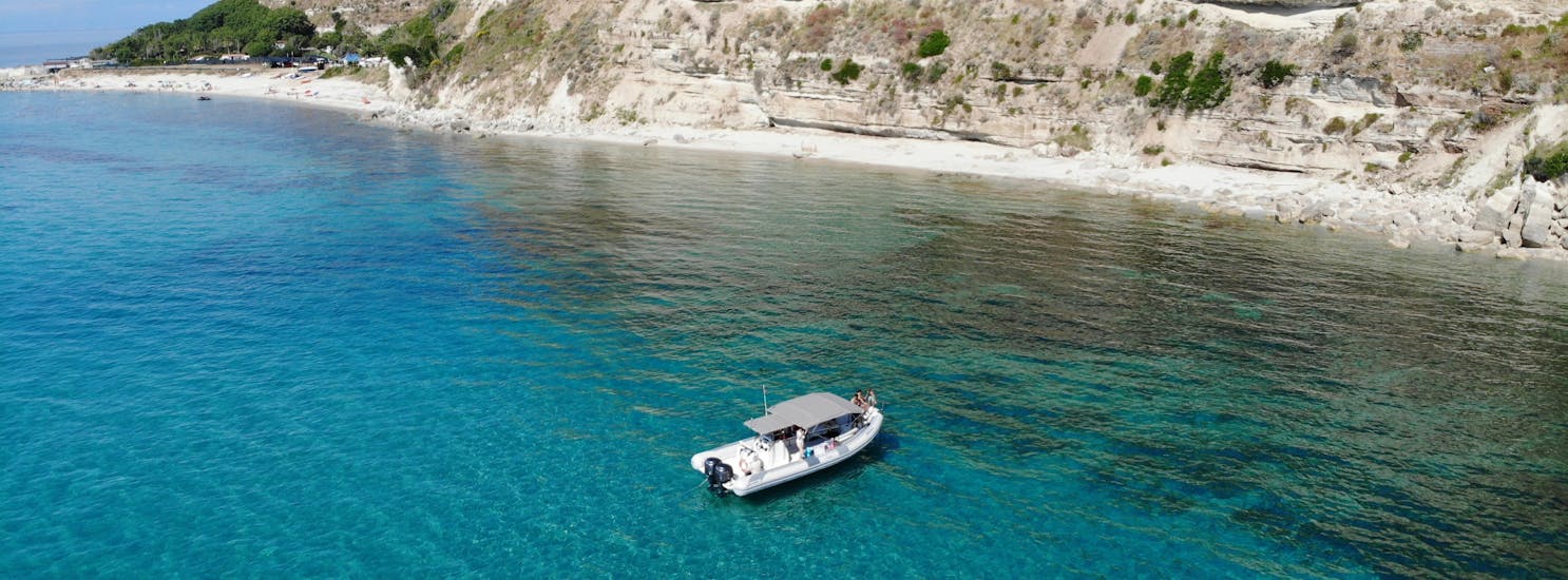 Gommone di TropeaSub visto dall'alto durante un giro in barca privato da Tropea a Sant'Irene con snorkeling.