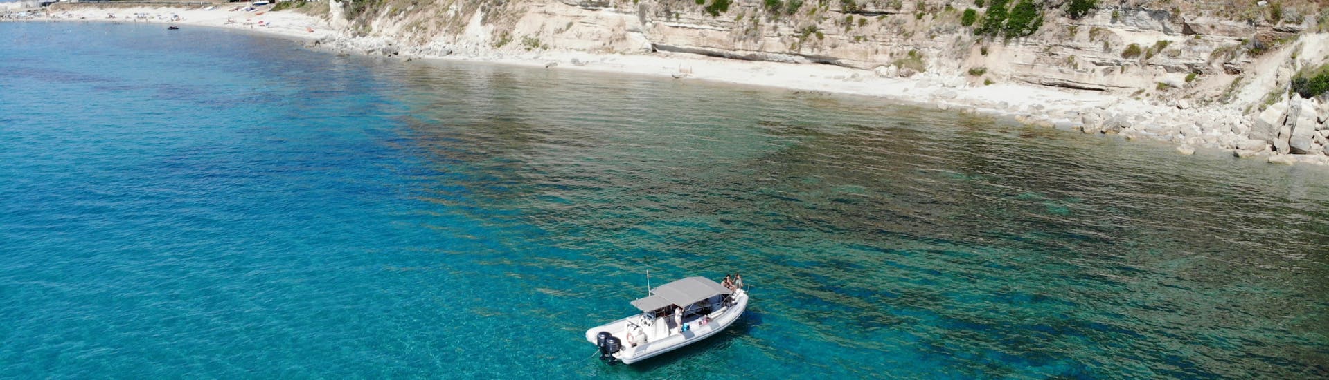 Boot vanuit Tropeasub van bovenaf gezien tijdens privéboottocht van Tropea naar Sant'Irene met snorkelen.