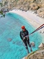 Donna durante una calata in corda in Sardegna durante abseiling panoramico con 25Miglia Ogliastra