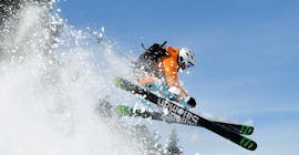 Ein Skifahrer beim Freeriden während seines Freeride Kurses für fortgeschrittene Jugendliche mit der Skischule Warth Schröcken.