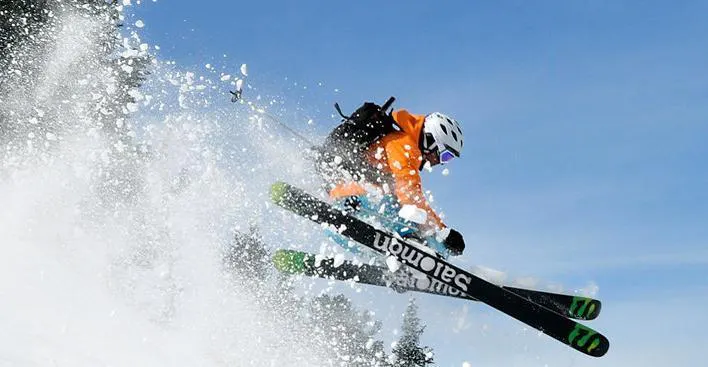 Freeride Kurs für fortgeschrittene Jugendliche (13-19J.) mit Skischule Warth Ein Skifahrer beim Freeriden während seines Freeride Kurses für fortgeschrittene Jugendliche mit der Skischule Warth Schröcken.