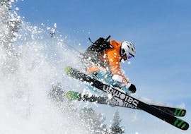 Ein Skifahrer beim Freeriden während seines Freeride Kurses für fortgeschrittene Jugendliche mit der Skischule Warth Schröcken.