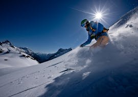 Ein Freerider beim Abfahren eines Berges während seines Off-Piste-Skikurses "Crashkurs" für alle Könnerstufen mit der Skischule Warth in Warth Schröcken.
