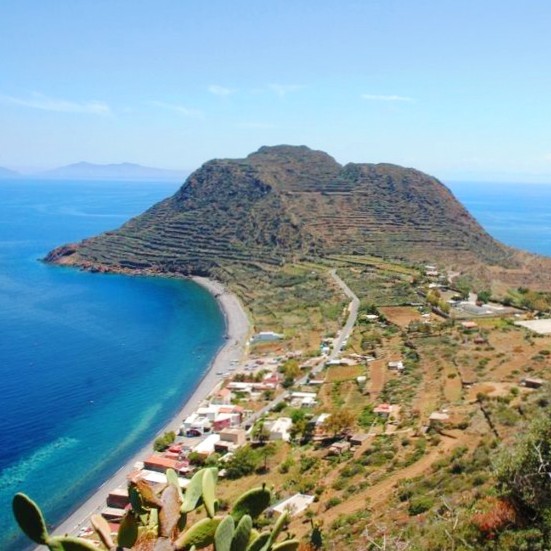 Vista dall'alto di Filicudi durante gita in barca ad Alicudi e Filicudi da Lipari con Clarissa Viaggi.