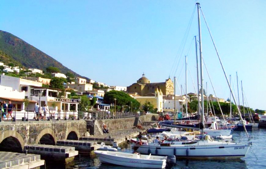 Port de Santa Marina Salina vu pendant la Balade en Bateau vers Salina depuis Lipari avec Clarissa Viaggi.
