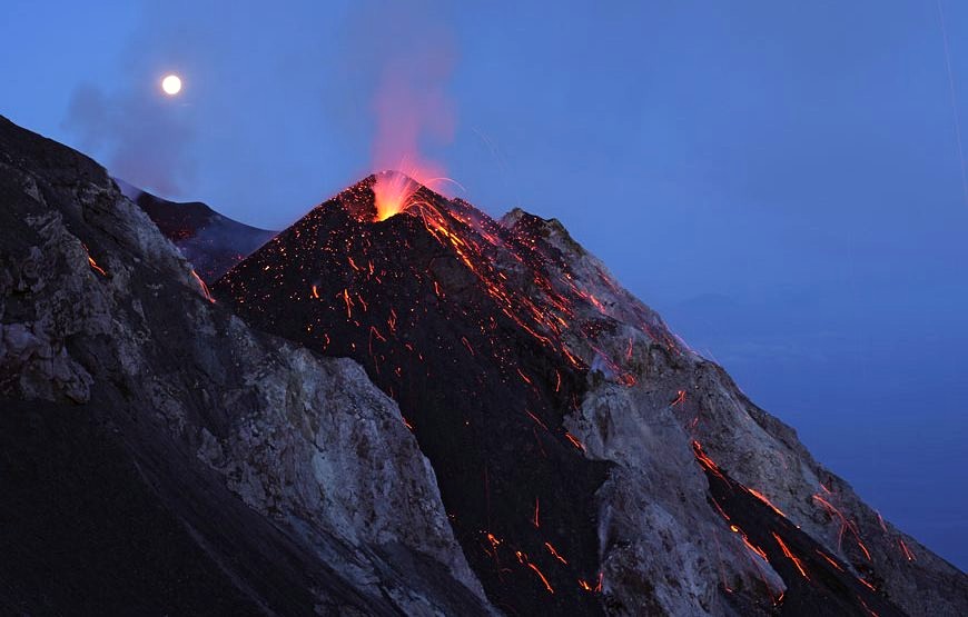 De vulkanische activiteit van Stromboli in de avond tijdens de boottocht naar Panarea en Stromboli vanaf Lipari met Clarissa Viaggi.