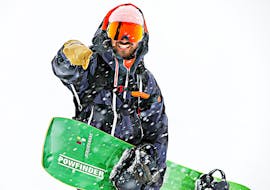 A snowboard instructor ready to teach the Private Snowboarding Lessons “SkiLL Snowboard – Private Instructor” in Saalbach Hinterglemm.