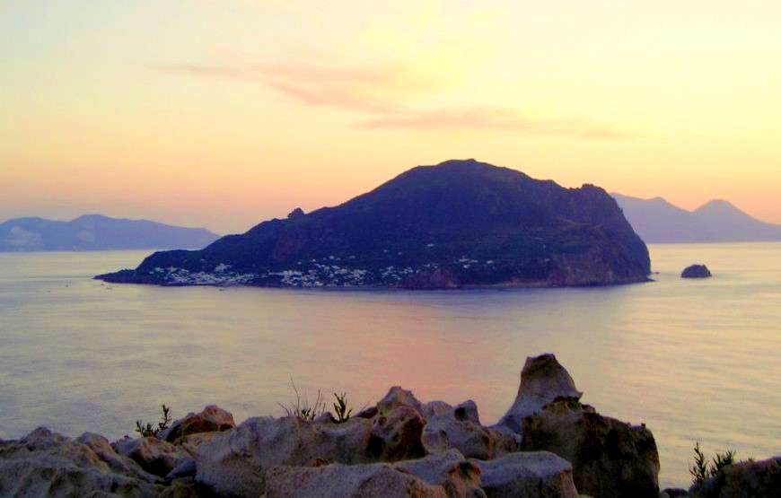 Uitzicht op het landschap tijdens de boottocht naar Panarea en Stromboli vanuit Milazzo met Clarissa Viaggi.