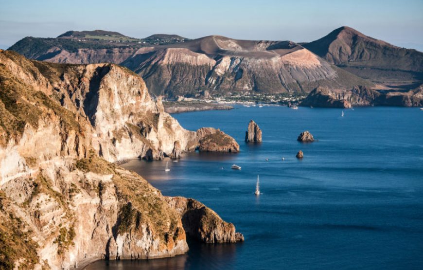 Isola di Vulcano vista dall'alto durante gita in barca a Vulcano da Lipari con Clarissa Viaggi isole Eolie.