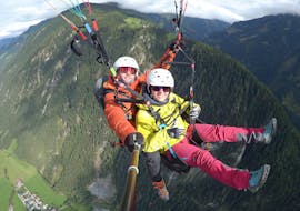 Eine Kundin freut sich über ihren Tandem Paragliding Classic Flug mit AIRflow im Zillertal.