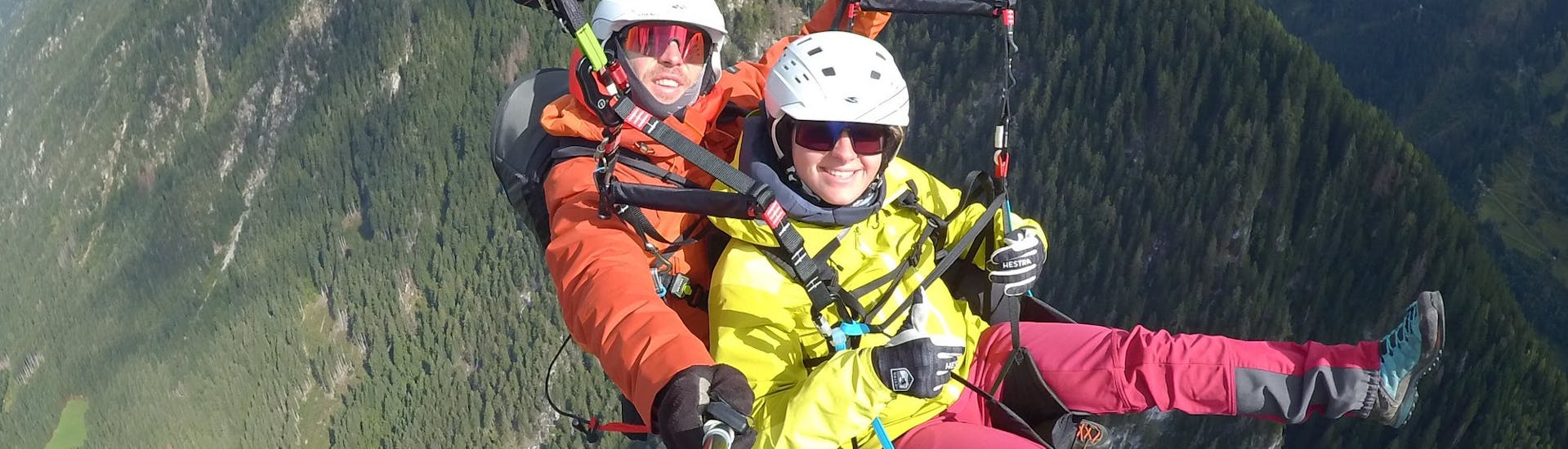 Een klant is blij met haar Tandem Paragliding Classic vlucht met AIRflow in het Zillertal.