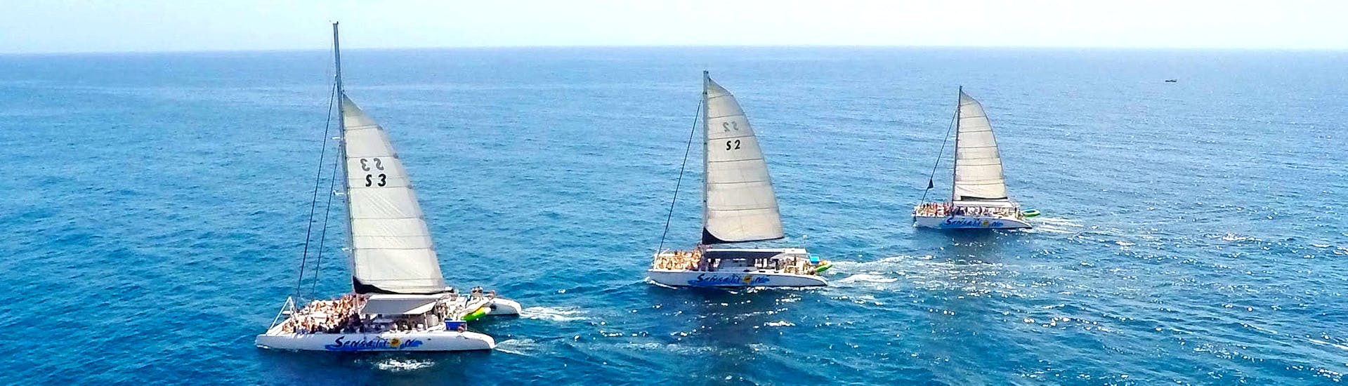 Gruppe von Booten von Catamaran Sensations segeln in Barcelona während einer Gruppe von Booten von Catamaran Sensations segeln in Barcelona während einer Katamaran-Tour um Barcelona mit BBQ.