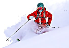 Un moniteur pendant les cours de ski et de snowboard freeride "SkiLL Freeride Guiding" à Saalbach Hinterglemm.