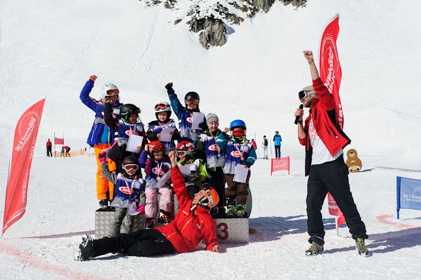 Die Kinder haben Spaß beim Abschlussrennen des Kinder-Skikurses für Anfänger mit der Skischule Innsbruck.
