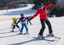 Kids are learning to ski in snowplough during kids ski lessons for beginners with Skischule Innsbruck.
