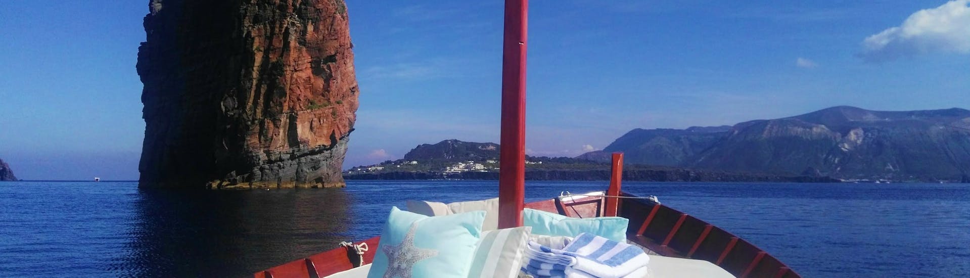 Uitzicht op de Eolische eilanden tijdens een privé boottocht rond Zuid Lipari en Vulcano met Eoliana.