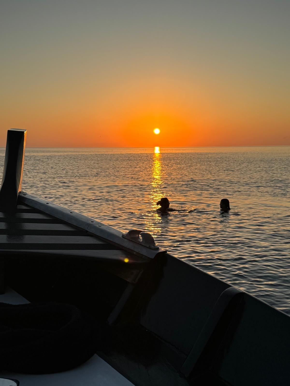 Balade privée en bateau autour des îles Éoliennes au coucher du soleil avec apéritif.