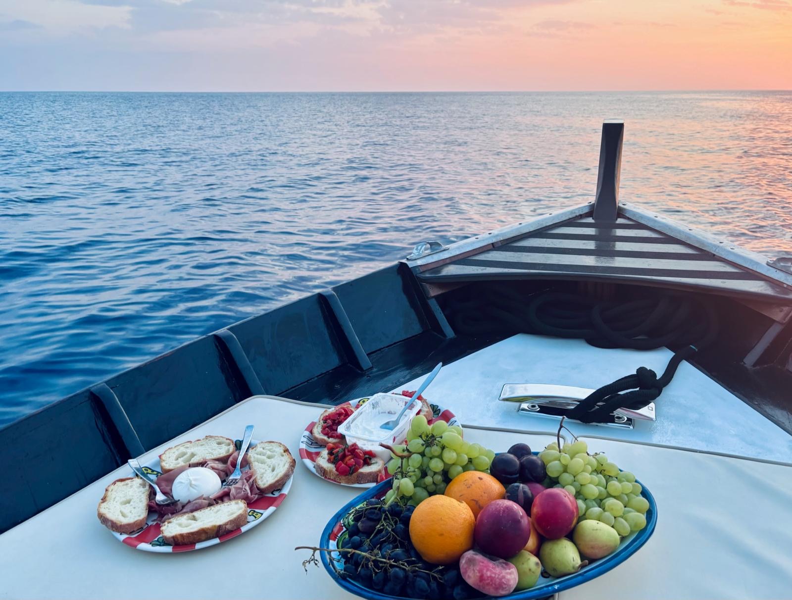 Paseo en barco privado por las Islas Eolias al atardecer con aperitivo con Eoliana Gite in Barca.