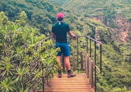 Ein Mann genießt die Aussicht während der Regenwald Wanderung in Gran Canaria mit Climbo Gran Canaria