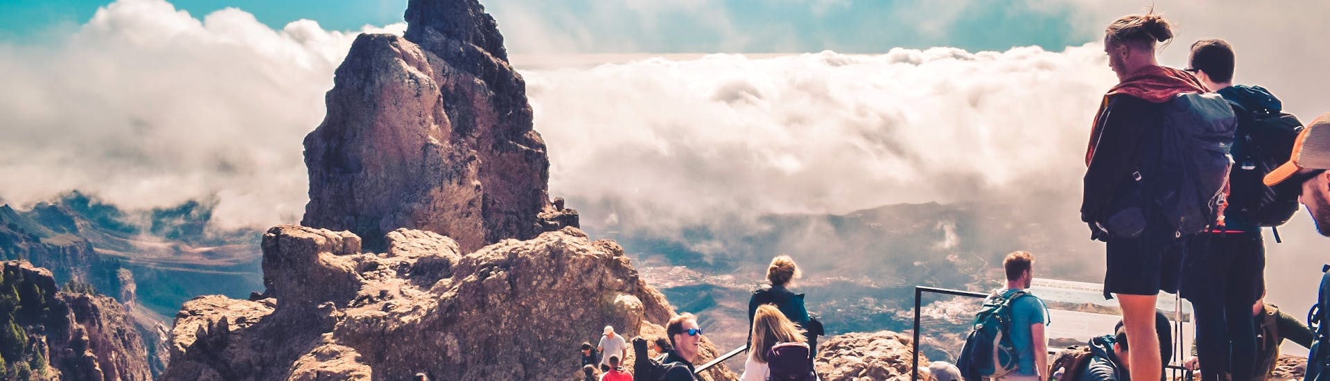 Menschen genießen die Aussicht bei der Wandertour in das Herz des Vulkans auf Gran Canaria mit Verkostung der lokalen Küche mit Climbo Gran Canaria