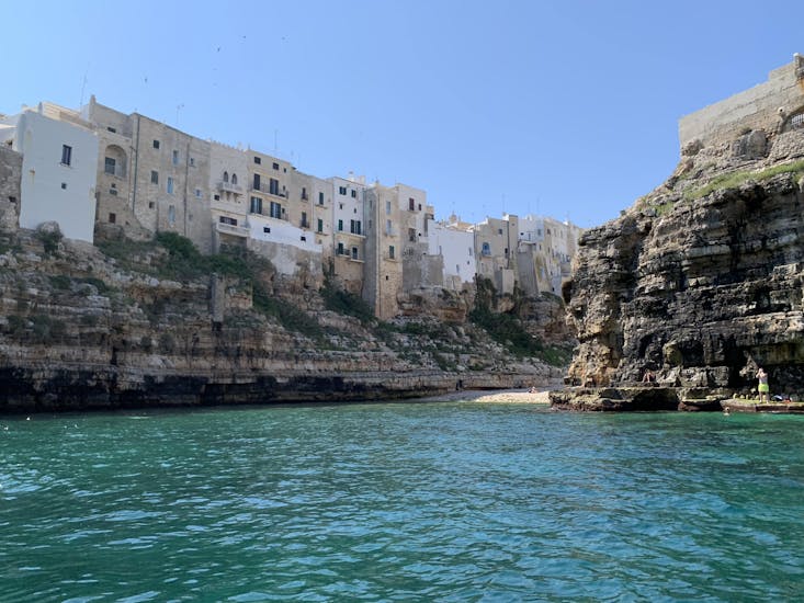 Vista delle scogliere e di Polignano a Mare dalla barca durante la Gita in barca a vela alle Grotte di Polignano da Monopoli con Pugliamare.