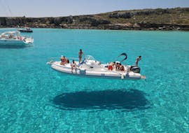 Foto della nostra barca nell'arcipelago siciliano delle Egadi con Egadi Boating Experience.