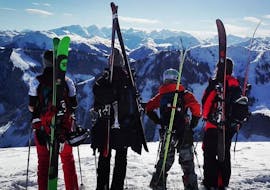 Un grupo de esquiadores está listo para sus Clases particulares de freeride para todos los niveles con S4 Snowsport Fieberbrunn.