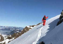 Un skieur en train de gravir la montagne pendant le Ski de randonnée privé pour Tous niveaux avec S4 Snowsport Fieberbrunn.