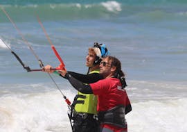 Un instructor enseñando durante una Clase Privada de Kitesurf en Tarifa en la playa de Los Lances con Radikite.