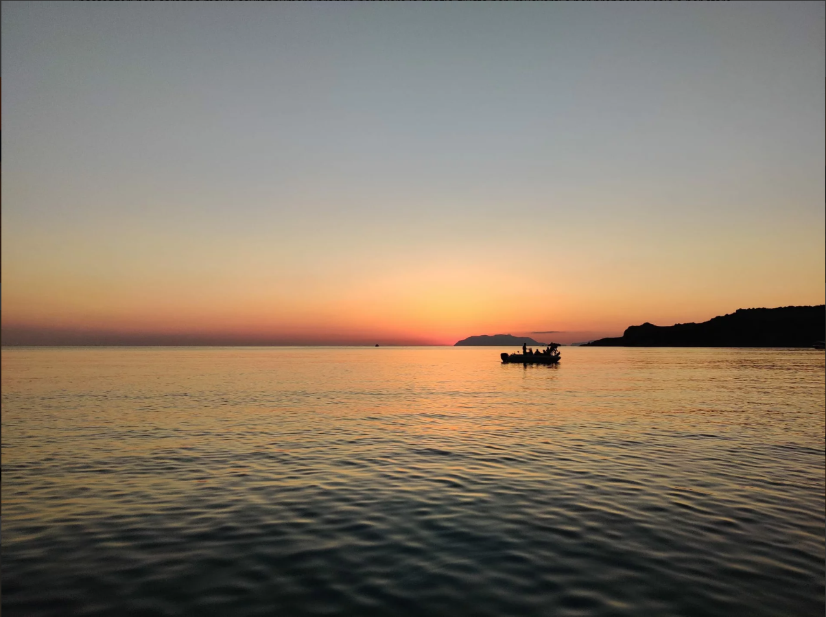 Paseo en barco privado al atardecer a Capo Milazzo con aperitivo.