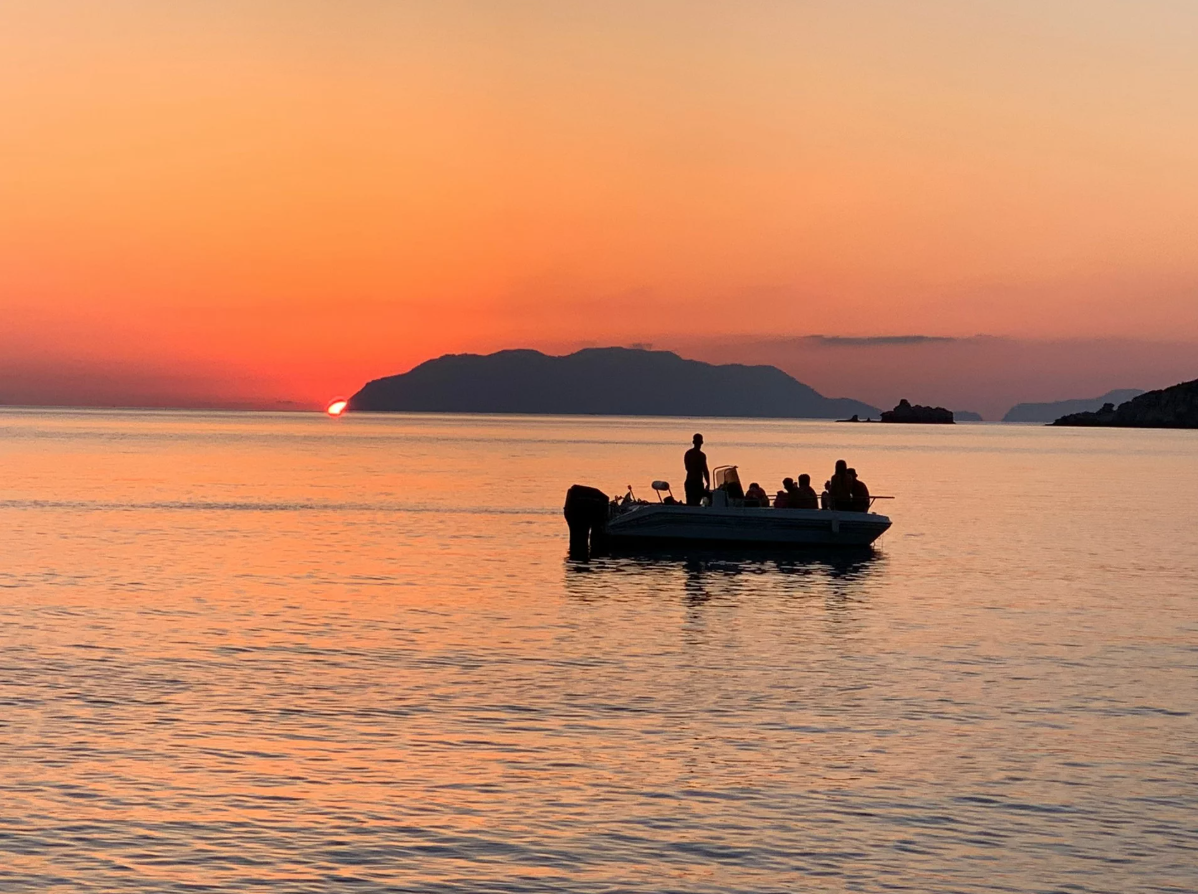 Private Bootstour nach Capo Milazzo bei Sonnenuntergang mit Aperitif mit Milazzo Coast to Coast.