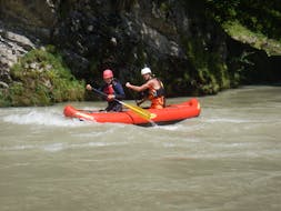 Two people during the active rafting on the Kitzbüherler Ache with Outdoor Guide Kaiserwinkl.