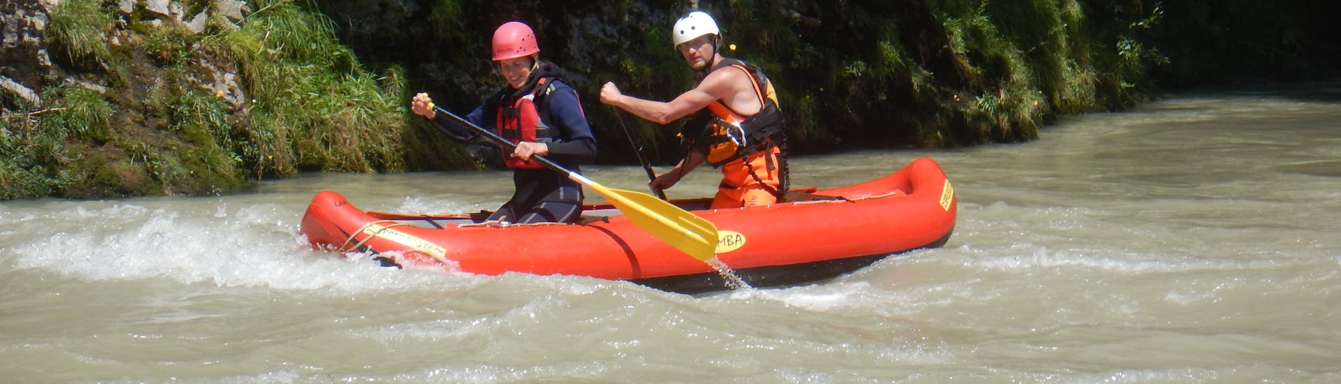 Two people during the active rafting on the Kitzbüherler Ache with Outdoor Guide Kaiserwinkl.