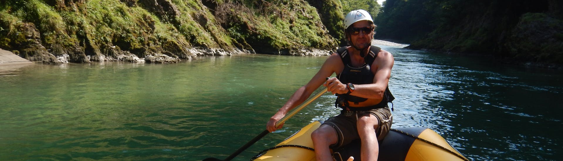 A picture of our Guide from Outdoor Guide Kaiserwinkl while Rafting on the Kitzbüheler Ache Daytour.