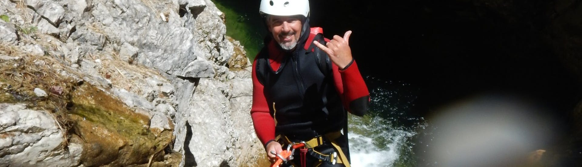 A customer abseiling independently at Canyoning Aktiv near Erpfendorf with Outdoor Guide Kaiserwinkl.