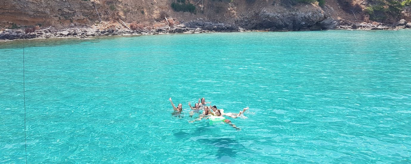 Mensen zwemmen in een grot tijdens een boottocht rond de kust van Mallorca met snorkelen met Royal Charters Mallorca.